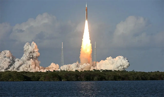 ৫০ বছর পর চাঁদের দিকে গেল মানুষ