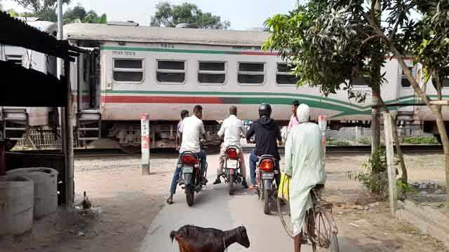 পীরগঞ্জে রেল কর্তৃপক্ষের উদাসীনতায় দূর্ঘটনার ঝুঁকিতে হাজারো মানুষ