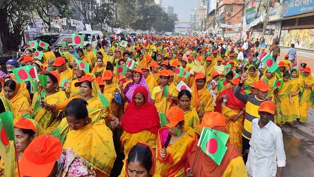 কলাবাগান মাঠে আওয়ামী লীগের নির্বাচনী জনসভায় বক্তব্য চলছে