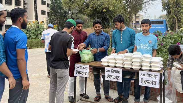 ১০ টাকায় ইফতার দিচ্ছে কুবির মিরাজ