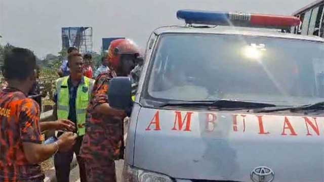 ঢাকা-মাওয়া এক্সপ্রেসওয়েতে অ্যাম্বুলেন্সে বাসের ধাক্কায় নিহত ৫