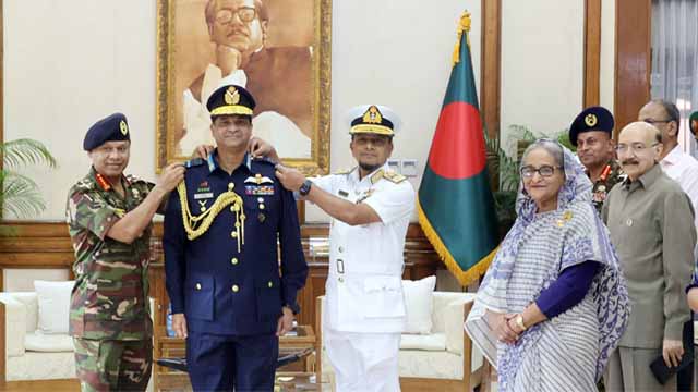 র‌্যাংক ব্যাজ পরানো হলো নতুন বিমান বাহিনী প্রধানকে