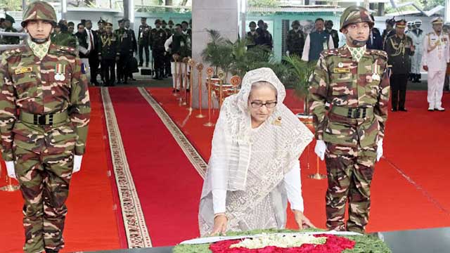 বঙ্গবন্ধুর প্রতিকৃতিতে প্রধানমন্ত্রীর শ্রদ্ধা