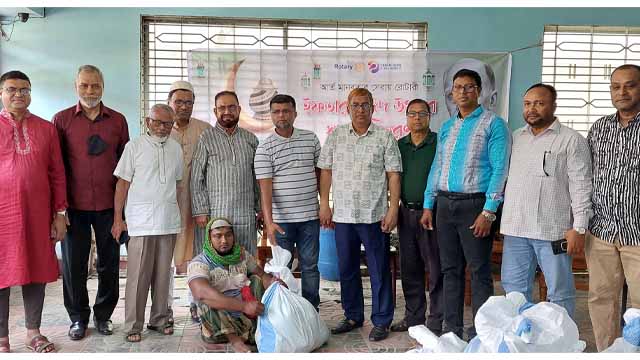 খুলনায় রোটারীয়ান নেতৃবৃন্দের ইফতার সামগ্রী ও ঈদ উপহার বিতরন