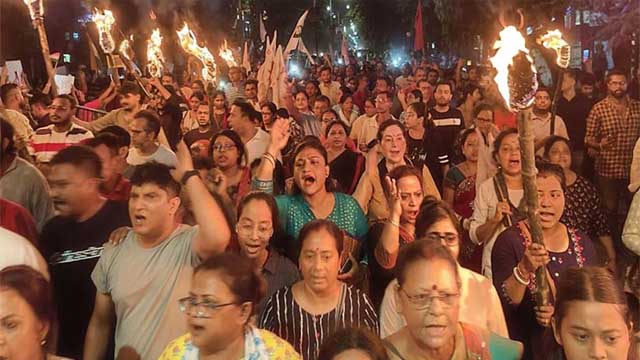 রাত জেগে পশ্চিমবঙ্গের বিভিন্ন শহরের রাজপথ দখল নিলেন নারীরা