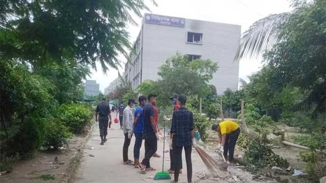 পুড়িয়ে দেওয়া থানা পরিষ্কার করছেন শিক্ষার্থীরা