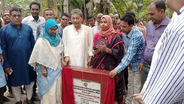 ফুলবাড়ীতে রাস্তার উদ্বোধন করলেন কুড়িগ্রাম ২ আসনের সংসদ সদস্য