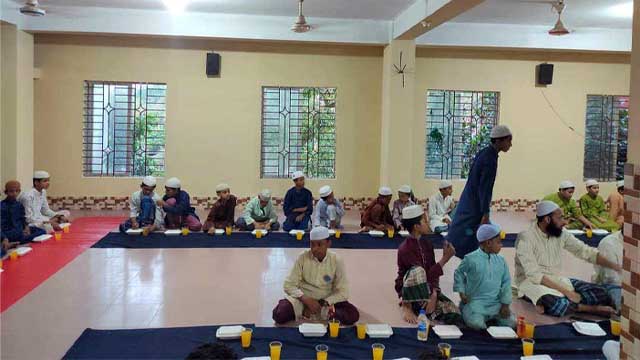 কোরআন খতম ও এতিমদের সাথে ইফতার করলো কুবি শাখা ছাত্রলীগ