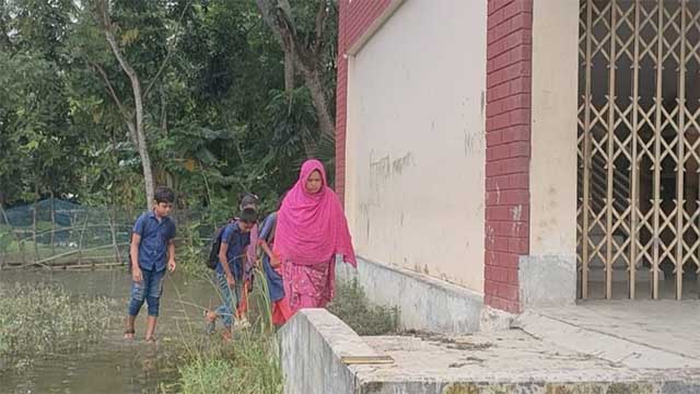 ইউপি সদস্যের অপরিকল্পিত ঘেরে বিদ্যালয়ের চারদিকে পানি