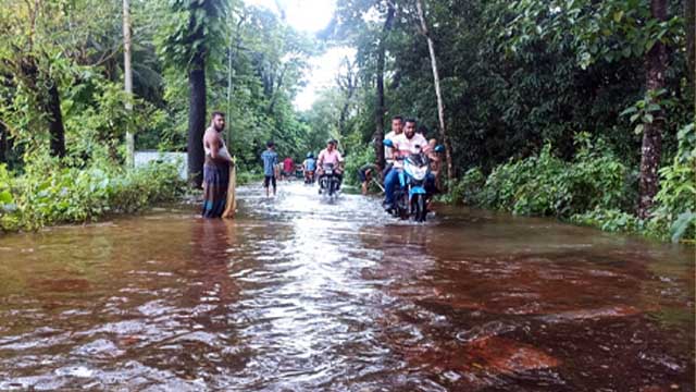 লক্ষ্মীপুরে চারিদিকে অথৈ পানি