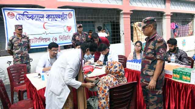 ফেনীতে বন্যাদুর্গতদের চিকিৎসাসেবা দিচ্ছে বিজিবি