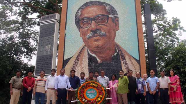 নবগঠিত 'বঙ্গবন্ধু পরিষদ' কমিটির মুজিব ম্যুরালে শ্রদ্ধাঞ্জলি নিবেদন