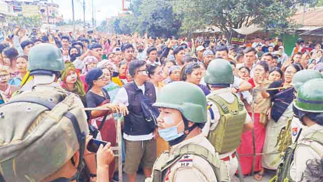 উত্তাল মণিপুর, কারফিউ ভেঙে বিক্ষোভ