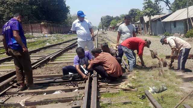 নীলফামারীতে রেললাইন রক্ষণাবেক্ষণে ৬৬ ওয়েম্যান