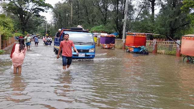 নোয়াখালীতে বন্যা পরিস্থিতির অবনতি, প্রত্যন্ত এলাকায় পৌঁছায়নি সহায়তা