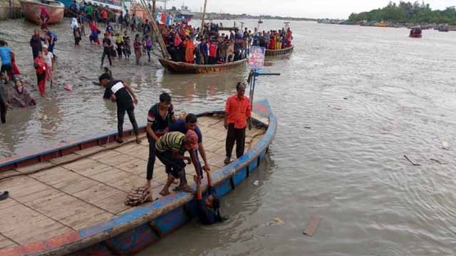 মোংলায় অর্ধশতাধিক যাত্রী নিয়ে নৌকাডুবি