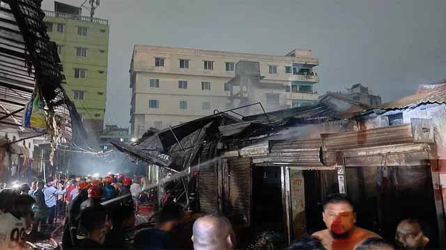 গাজীপুরে আগুনে পুড়ল পেঁয়াজ, চাল, আলু মজুত রাখার ৬ দোকান