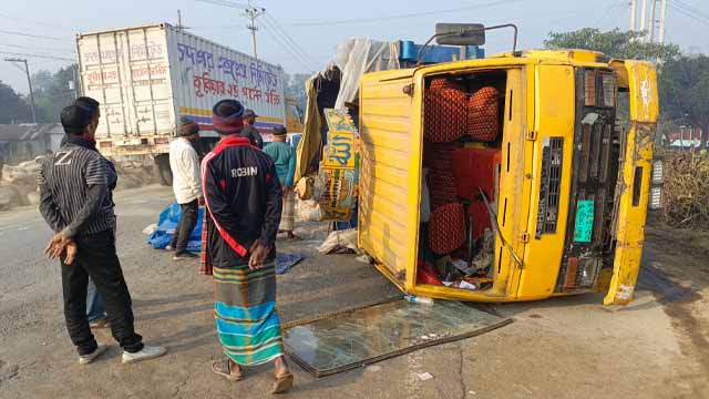 নরসিংদীতে কাভার্ডভ্যানের চাপায় অটোরিকশা চালক নিহত, আহত আরও ৩