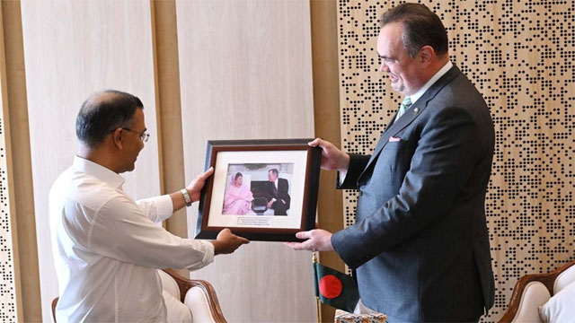 প্রধানমন্ত্রীকে জিয়া-খালেদার স্মৃতিময় ছবি উপহার মার্কিন রাষ্ট্রদূতের