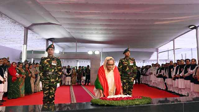 বঙ্গবন্ধুর প্রতিকৃতিতে প্রধানমন্ত্রীর শ্রদ্ধা