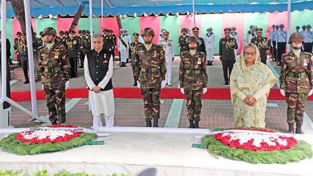 টুঙ্গিপাড়ায় বঙ্গবন্ধুর সমাধিতে রাষ্ট্রপতি-প্রধানমন্ত্রীর শ্রদ্ধা