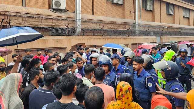 গাজীপুরে এক কারখানায় শ্রমিক বিক্ষোভ, পাশেরটিতে ছুটি ঘোষণা