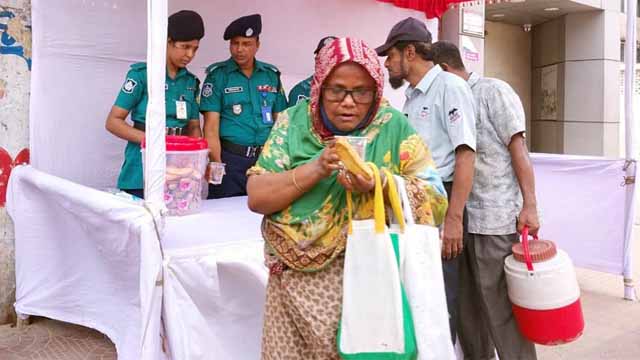 ঢাকায় তীব্র গরমে পুলিশের দেওয়া পানিতেই তৃষ্ণা মেটাচ্ছেন পথচারীরা