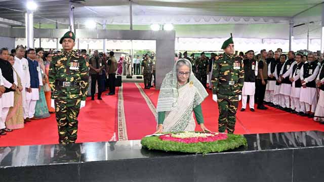 বঙ্গবন্ধুর প্রতিকৃতিতে প্রধানমন্ত্রীর শ্রদ্ধা