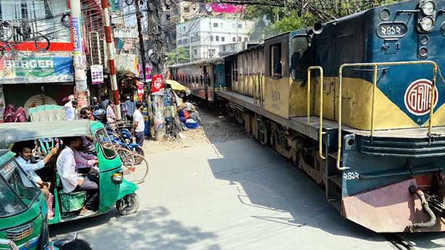 বঙ্গবন্ধু সড়কে রেলক্রসিং বার ভাঙা, দুর্ঘটনার আশঙ্কা