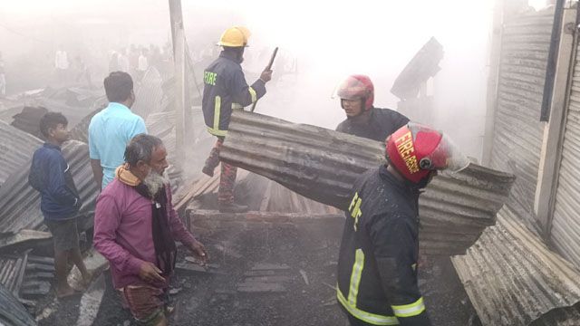 দাউদকান্দির গৌরীপুর বাজারে আগুন, ২৫ দোকান পুড়ে ছাই