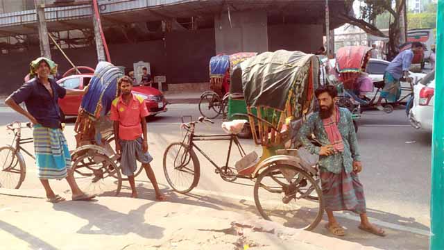 তাপদাহে বিপর্যস্ত রিকশা চালকরা, কমেছে আয়ও