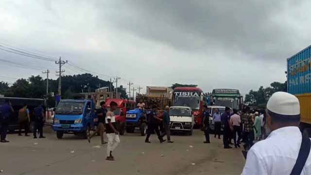 চার দাবি রেখে তিন ঘন্টা পর মহাসড়ক ছাড়লো কুবি শিক্ষার্থীরা