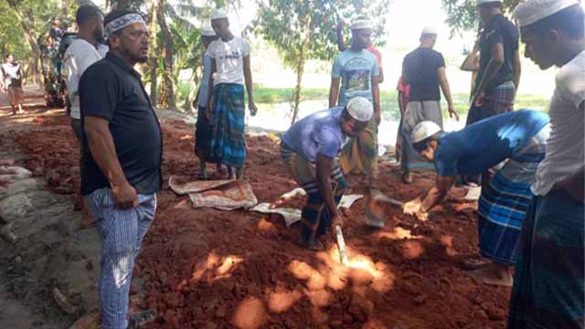 লক্ষ্মীপুরে সেচ্ছাসেবীরা মেরামত করলেন বন্যায় ক্ষতিগ্রস্থ সড়ক