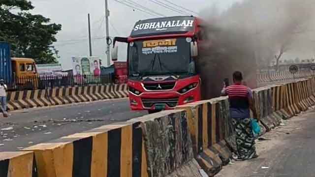 মেঘনা টোল প্লাজা এলাকায় চলন্ত বাসে আগুন