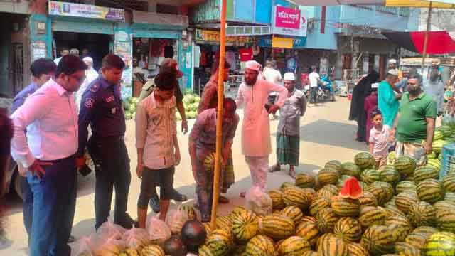 না.গঞ্জে অতিরিক্ত দামে মাংস ও তরমুজ বিক্রি করায় জরিমানা