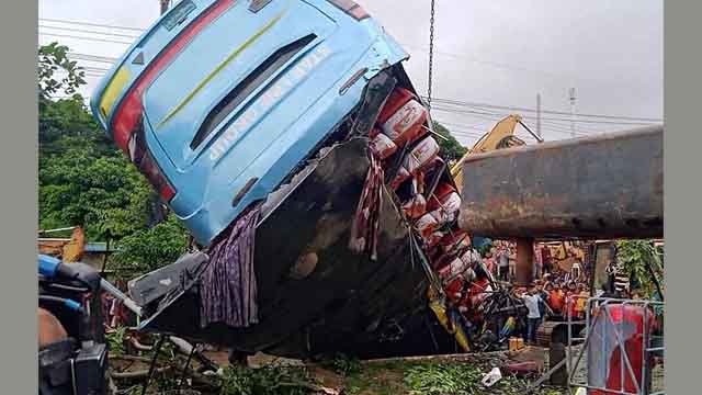 সীতাকুণ্ডে বাস উল্টে এক লেন থেকে আছড়ে পড়ল আরেক লেনে, নিহত ১