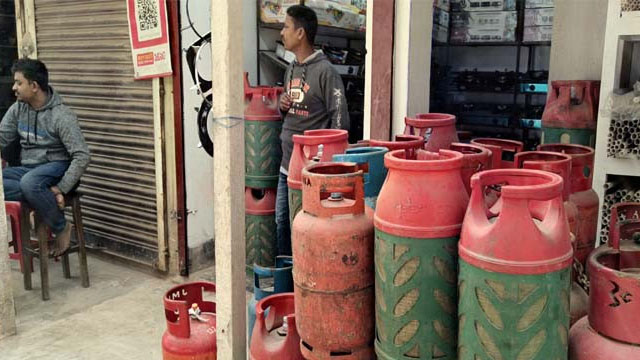 সদরপুরে গ্যাস সংকটে বাসাবাড়িতে ভোগান্তি, বেড়েছে পরিবহন ভাড়া