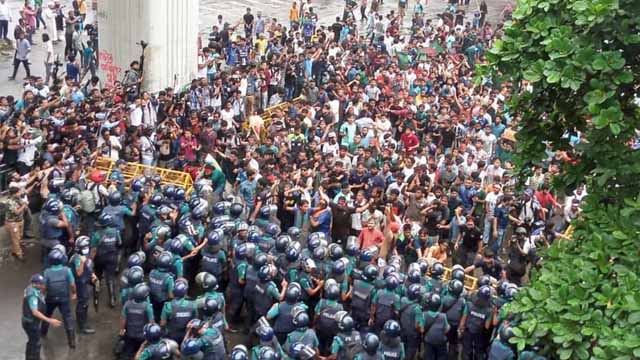 পুলিশের ব্যারিকেড ভেঙে শাহবাগে শিক্ষার্থীদের অবস্থান