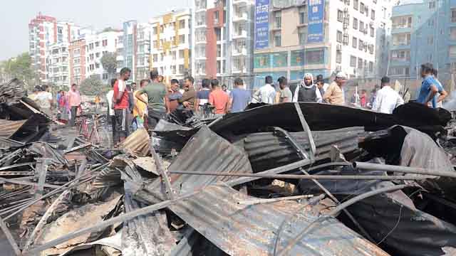 উত্তরায় কাঁচাবাজারে লাগা আগুনে ১৬টি দোকান পুড়ে গেছে