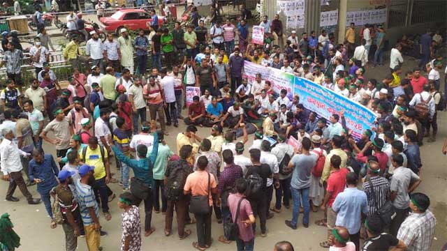 প্রেস ক্লাবের সামনে দাবির মেলা, বন্ধ যান চলাচল