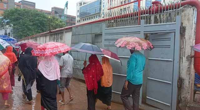 ছুটির দিনেও আশুলিয়ার ১৪০০ কারখানায় চলছে উৎপাদন