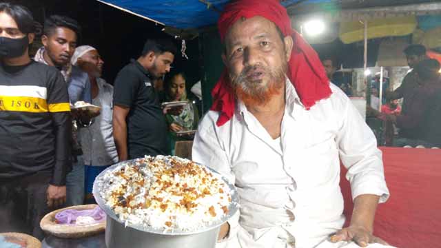 নরসিংদীতে ভাপাপিঠায় বিক্রিতে জমজমাট মালেক মিয়া