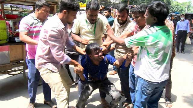 বগুড়ায় আদালত প্রাঙ্গণে হিরো আলমের ওপর হামলা