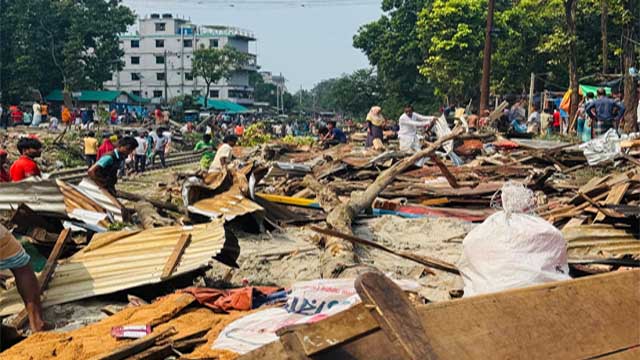 কালিয়াকৈরে রেলওয়ের জমিতে অবৈধ স্থাপনায় উচ্ছেদ অভিযান