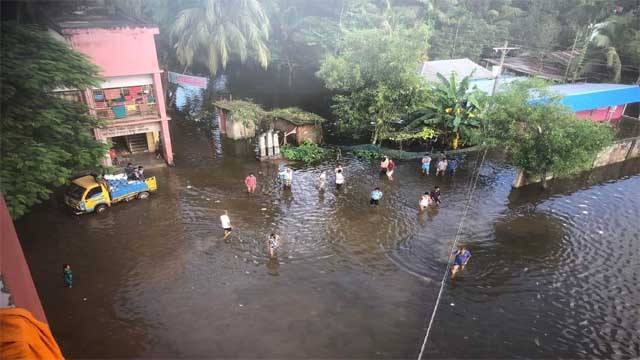 খাবারের অভাবে দিন কাটাচ্ছে বানভাসিরা