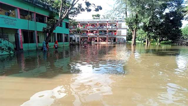 লক্ষ্মীপুরে বন‍্যার পানি কমছে ধীর গতিতে